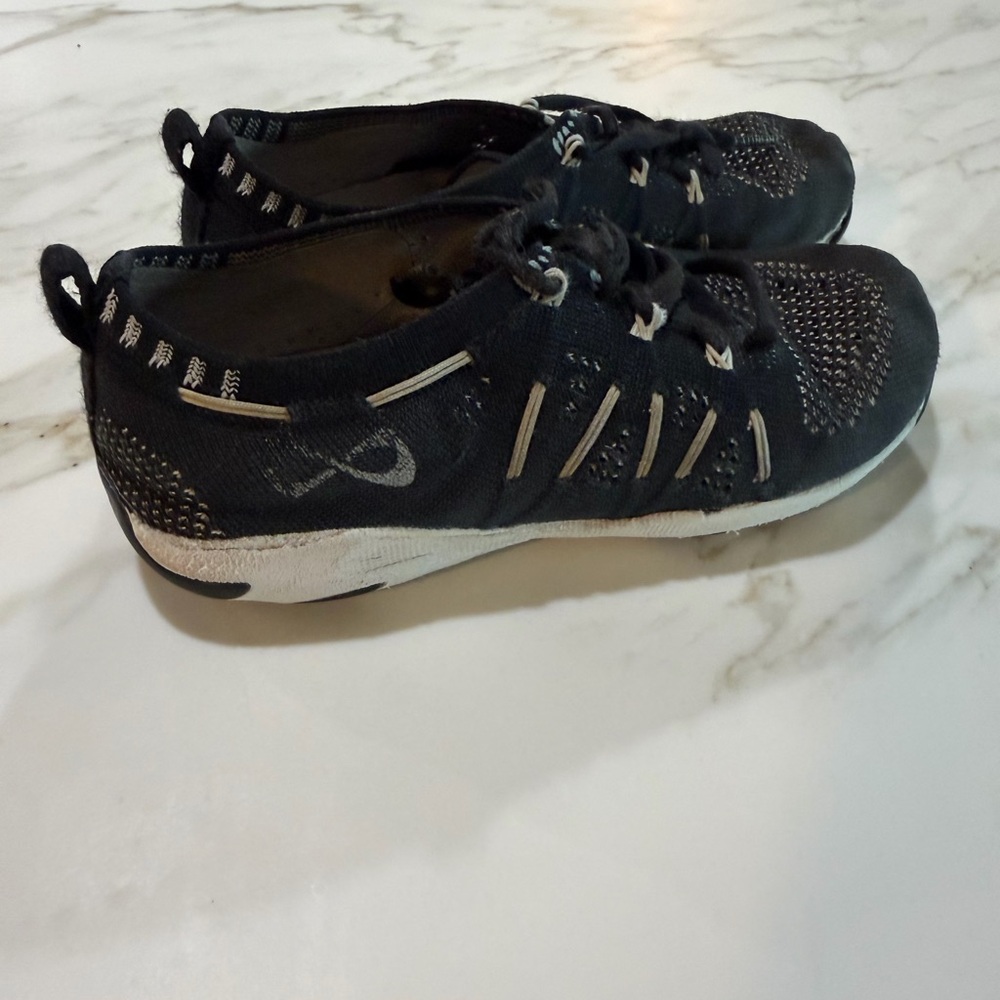Nfinity flyte cheer shoes